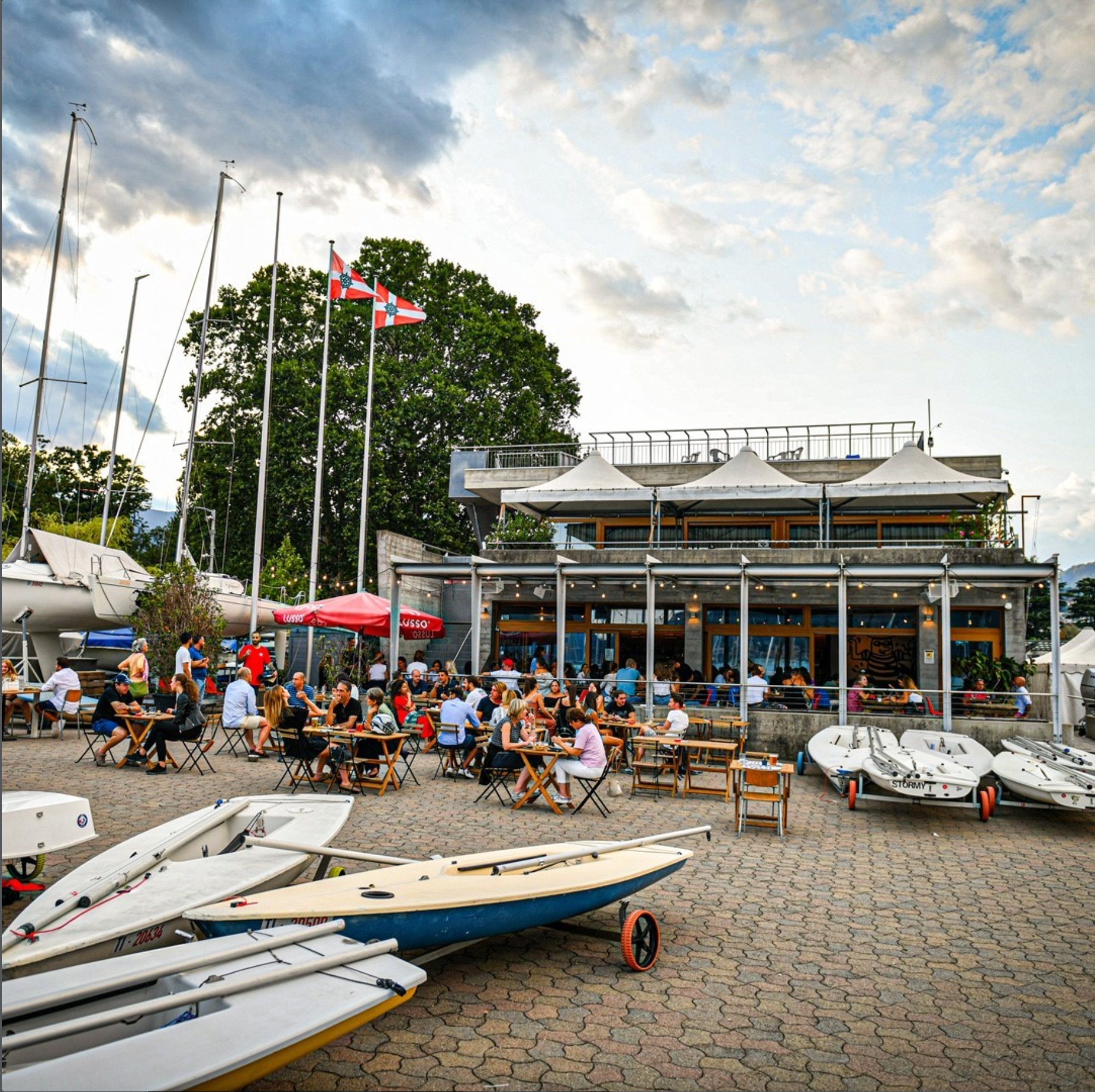 Porto Bello exterior with boats and diners